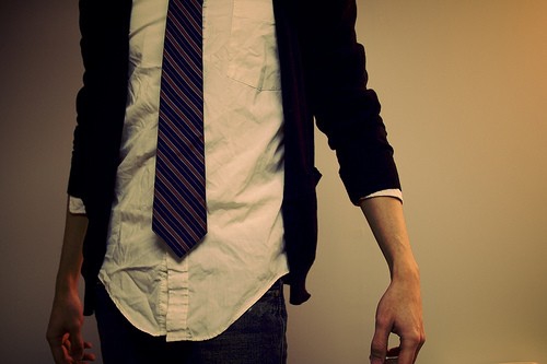 какого цвета галстук подойдет под черный костюм? и какие сейчас галстуки в моде?(я о мужской одежде)
