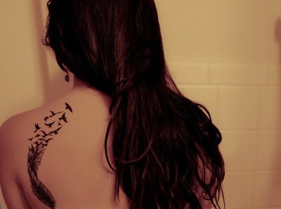 Покажите классную татуировку на лопатке у девушки.