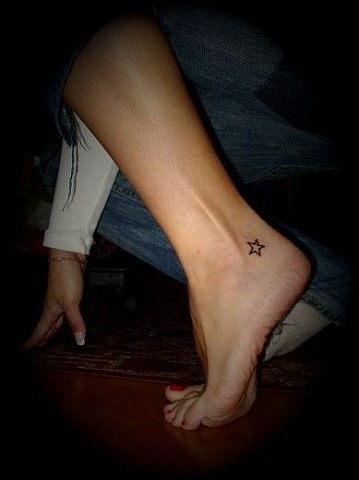 Покажите красивую маленькую татуировку на ногу.?