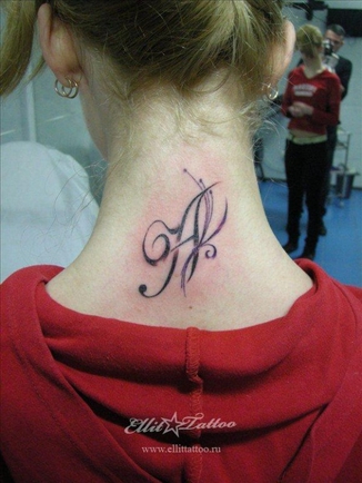 Покажите татуировку в виде буквы?