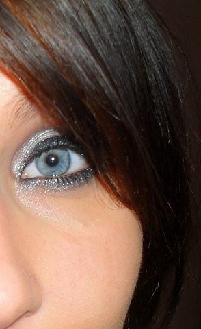 Покажите красивый макияж для голубых глаз?