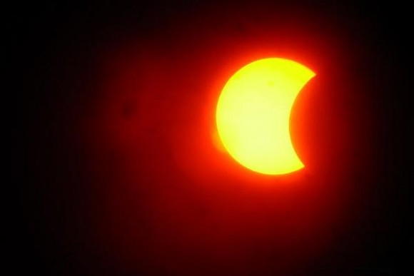 Вижу что многие смотрели Солнечное затмение сегодня, может ты сделал снимок покажи его?