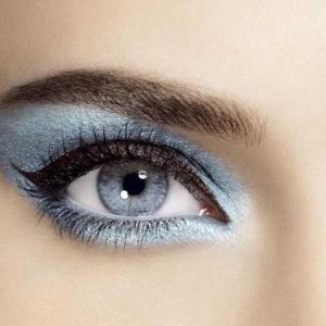 Покажите красивый макияж для голубых глаз?