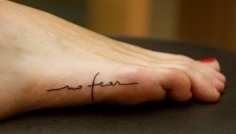 Покажите красивую маленькую татуировку на ногу.?