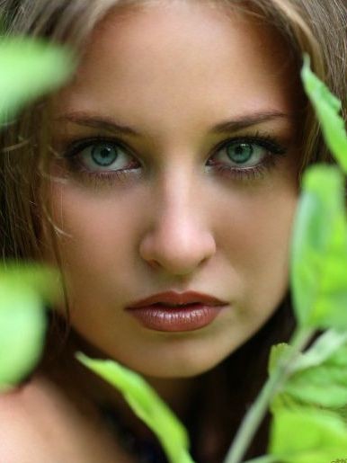 Покажите красивую девушку с зелёными глазами :)