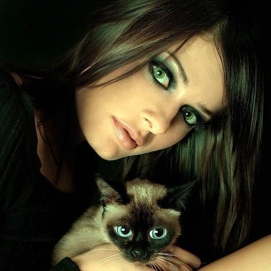 Покажите красивую девушку с зелёными глазами :)