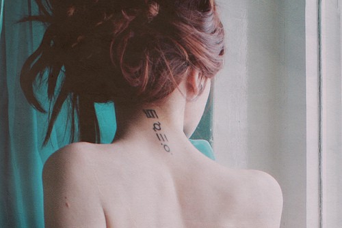 Самая чудесная татуировка на шее.