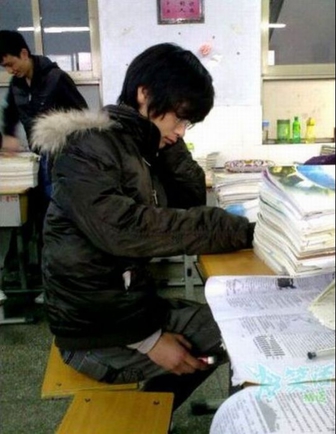Скиньте пожалуйста фото где китаец в куртке хитро списывает на экзамене?