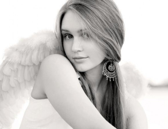 покажите красивую девушку\ангела с крыльями