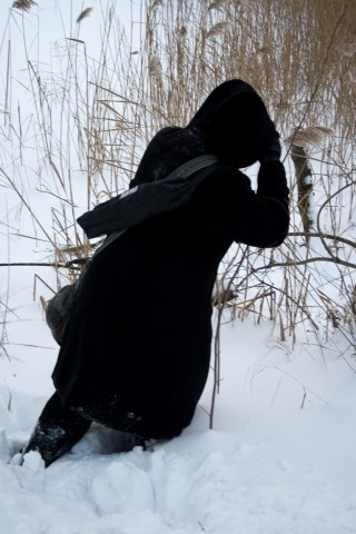 Покажите длинный женский чёрный плашь или пальто с капюшоном?