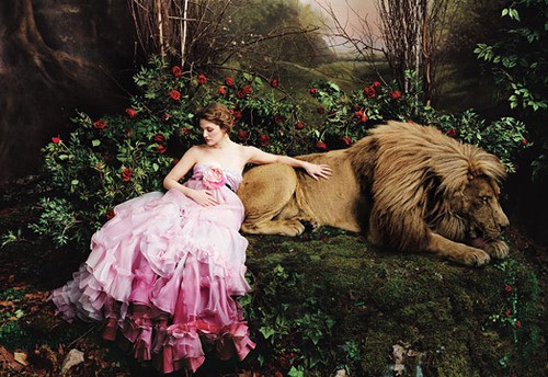 Покажите картину где девушка обнимает льва? (сидит на нём, лежит рядом и т.д..)
