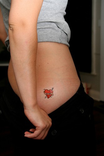 Покажите красивую татуировку для девушек на ягодицу? (небольшую)
