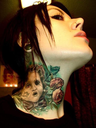Покажите красивое татуировку на шее девушки?