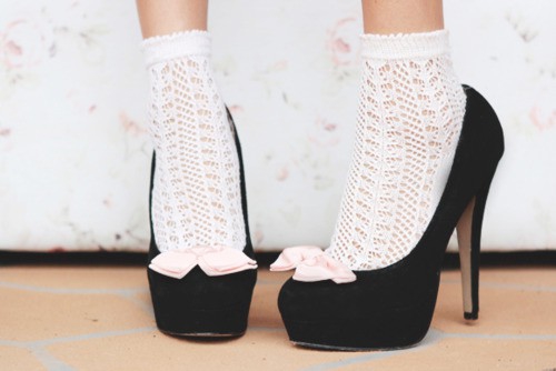 Покажите на ноге красивые кружевные капроновые носочки с подходящими туфлями?