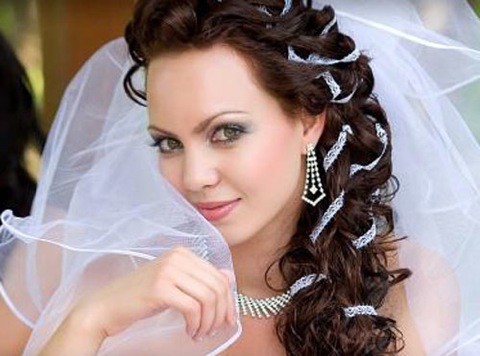 какая самая красивая свадебнея причоска на длинние тёмние волосы?