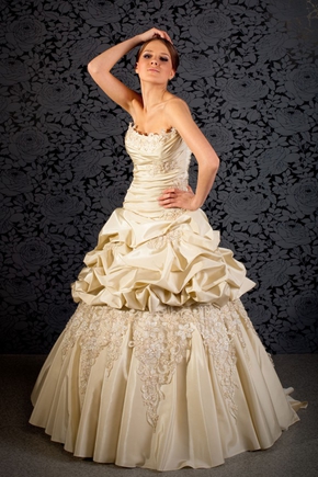 В следующем году выхожу замуж,посоветуйте свадебное пышное платье цвета беж??