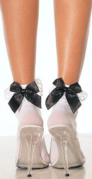 Покажите на ноге красивые кружевные капроновые носочки с подходящими туфлями?