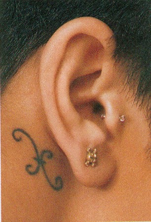 подкиньте идею красивой татуировки за ухом ?