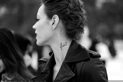 подкиньте идею красивой татуировки за ухом ?