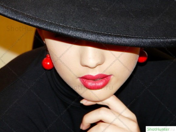 покажите мне картинку: лицо девушки с красными губами в фас, в шляпе. видны губы и немного нос, остальное под шляпой. спасибо.