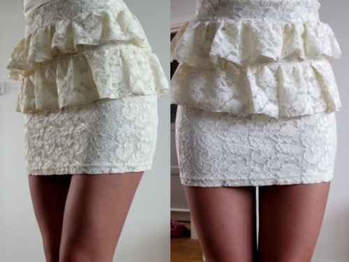 Покажите короткую летнюю юбку с воланами? 
