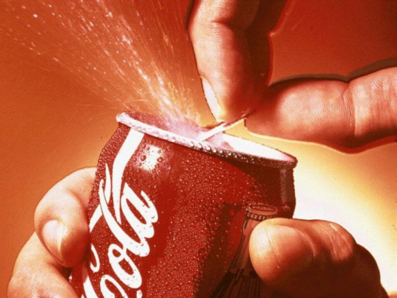 помогите найти обои для рабочего стола ''coca-cola" в большом расширении желательно ? 