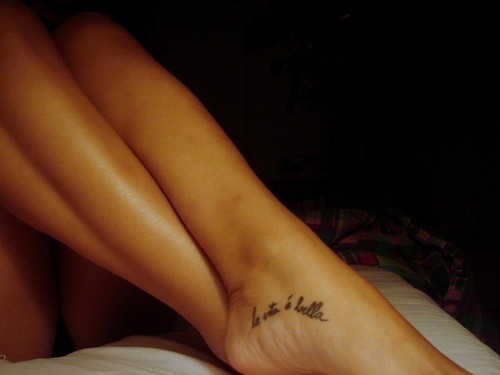 Покажите красивое таттоо на ноге для девушке (надпись, слово сочетания)?!