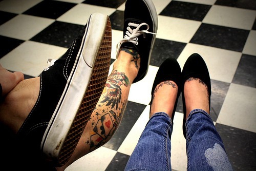 Покажите красивое таттоо на ноге для девушке (надпись, слово сочетания)?!