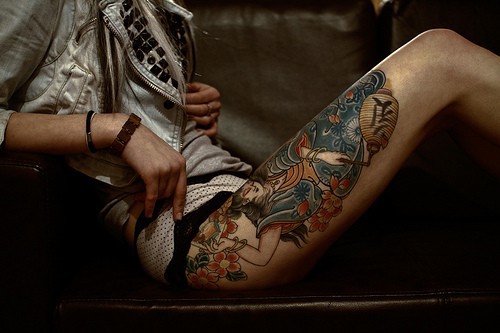 Покажите красивую  татуировку на ляжке