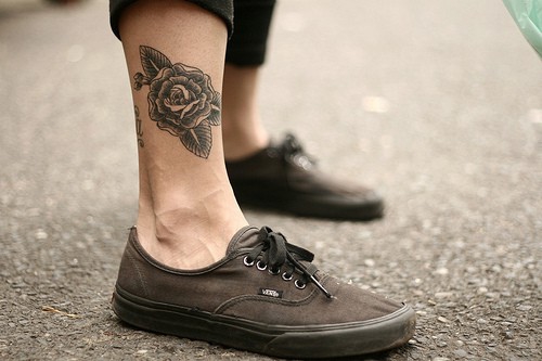 можете показать интересную татуировку на ногу?) 