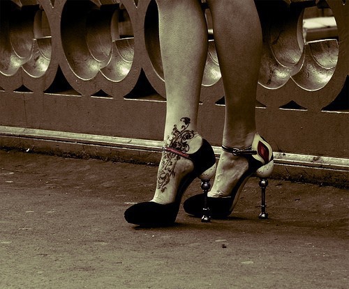 можете показать интересную татуировку на ногу?) 