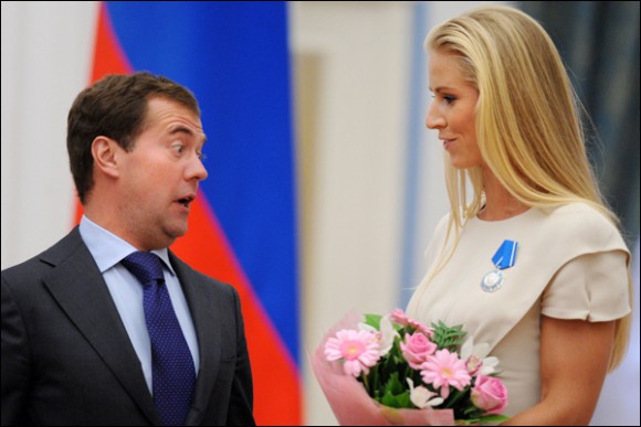 Я тащусь от зачетной мимики Медведева!) Можете кинуть какие-нибудь фотографии с его "гримасами"?