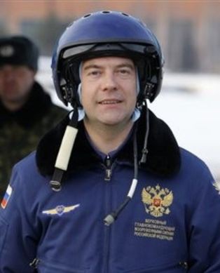 Я тащусь от зачетной мимики Медведева!) Можете кинуть какие-нибудь фотографии с его "гримасами"?