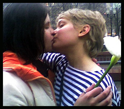 Красивый поцелуй двух девушек. Какой он?