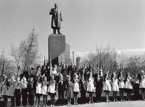 покажите фото, где ярко показано советскую жизнь?