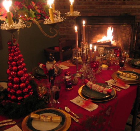 Покажите красивое оформление праздничного стола (новогодний романтический ужин на двоих)?