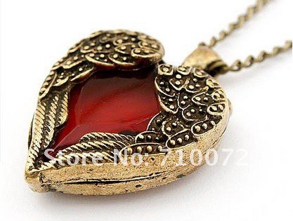 Покажите красивое и простое золотое/позолоченное украшение на шею с красным камнем?!
