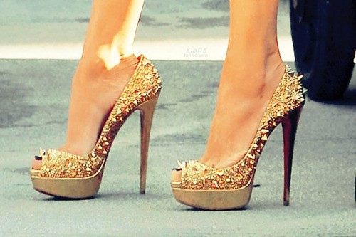 Покажите пожалуйста, женские красивые туфли(ботинки, ботильоны, босоножки) с шипами?
