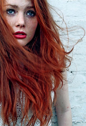 покажите голубоглазую девушку с веснушками и красным или рыжим оттенком волос?