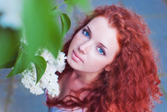 покажите голубоглазую девушку с веснушками и красным или рыжим оттенком волос?