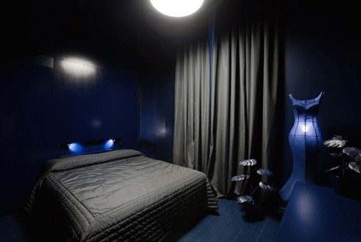 покажите красивый интерьер в тёмных тонах (предпочтительно синий цвет) для обычной квартиры что бы не давил 