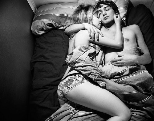 Покажите милые картинки , где парень с девушкой спят ?