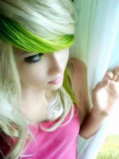 покажите симпатичную девушку с интересным цветом волос (зелёным, синим, розовым и.т.д) ?