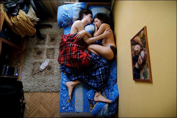Покажите милые картинки , где парень с девушкой спят ?