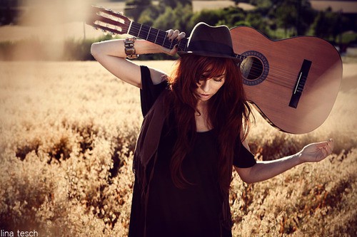  покажете обоев или картинок девушка с гитарой?