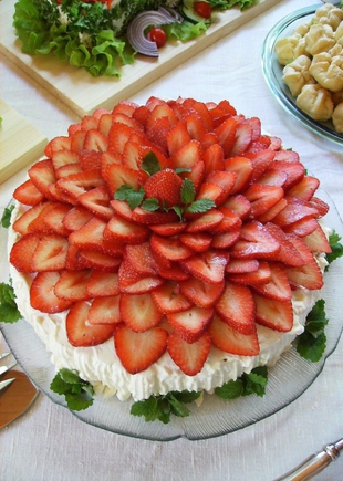 Покажите красивый торт (желательно белого цвета и с украшенем из клубники) на день рождение?
