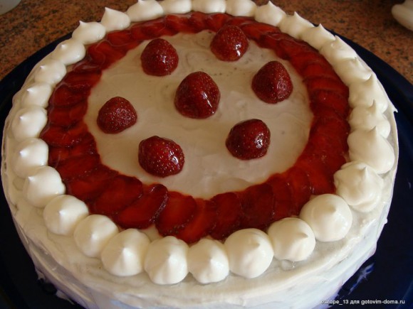 Покажите красивый торт (желательно белого цвета и с украшенем из клубники) на день рождение?
