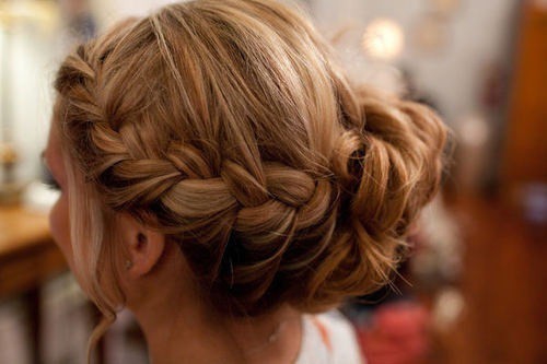 Посоветуйте, какую прическу сделать на свадьбу для волос средней длины?