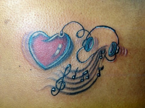 Можете показать тату с  значением "люблю музыку", желательно маленькую слова или рисунок?
