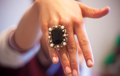Покажите симпатичное кольцо с прямоугольным камнем ?